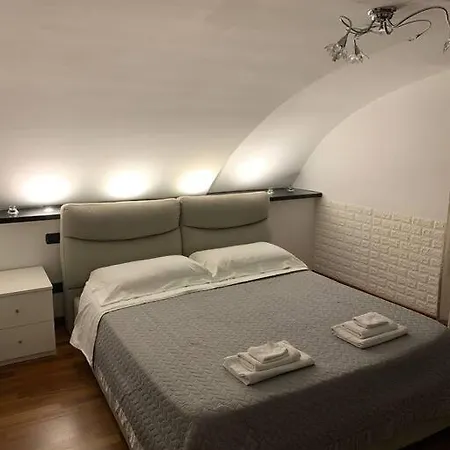 Quiet Flat With View On Castle Near Montesanto X 5 Persons Apartment